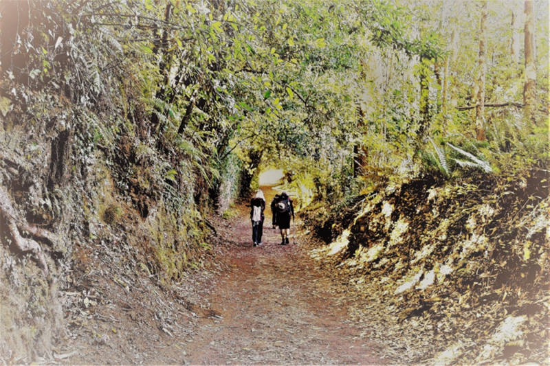 A Laxe, Peregrinos en el camiño © Ramón Fernández